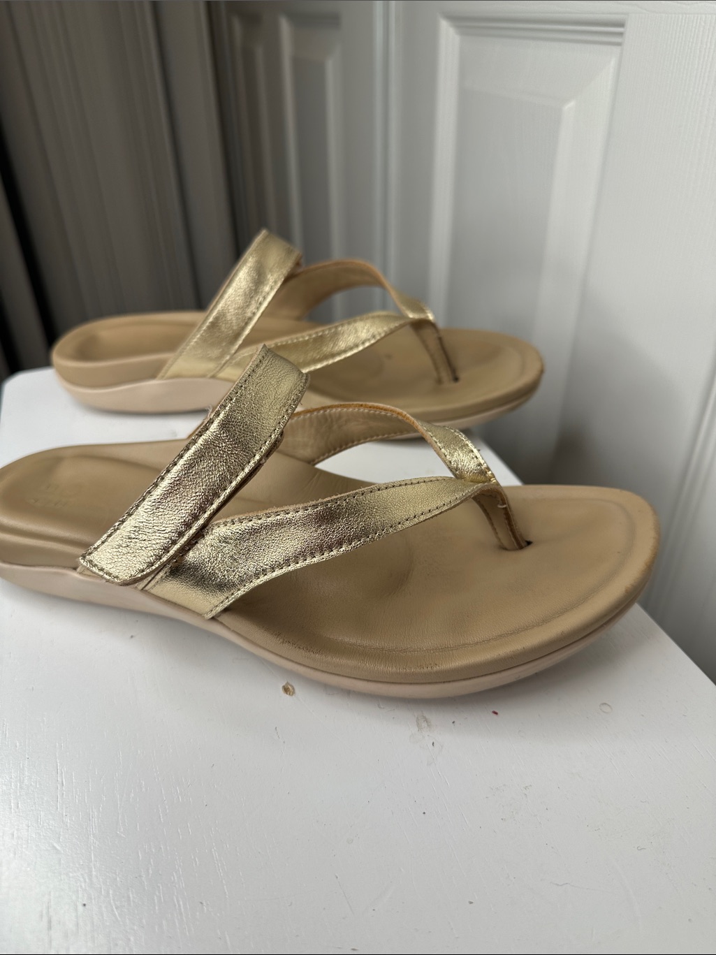 Stunning Light Gold Abeo Women's Oasis Thong Sandal Metatarsal — image 7 of 7